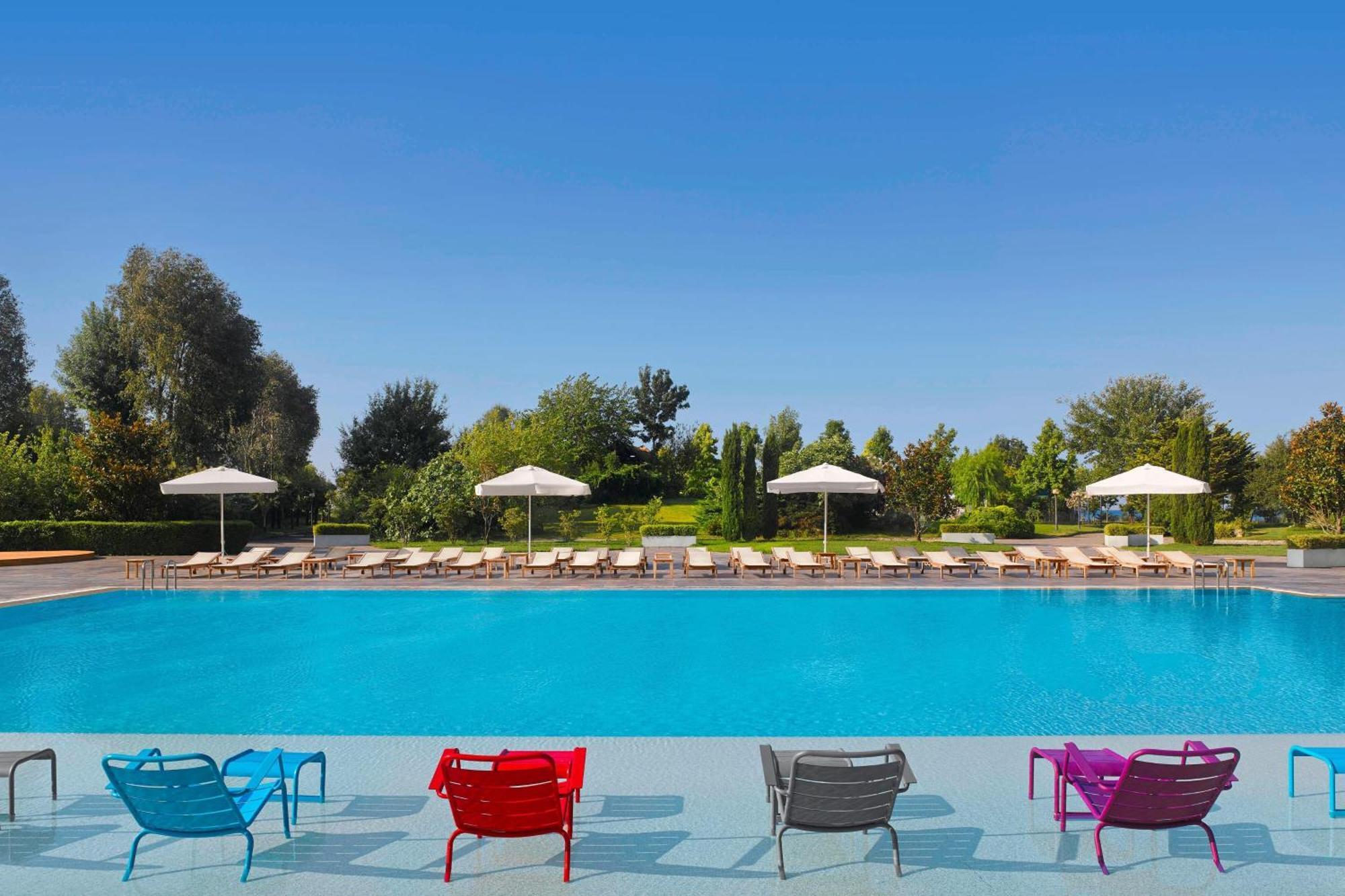 Sheraton Istanbul Atakoy Hotel Kültér fotó The pool at the hotel
