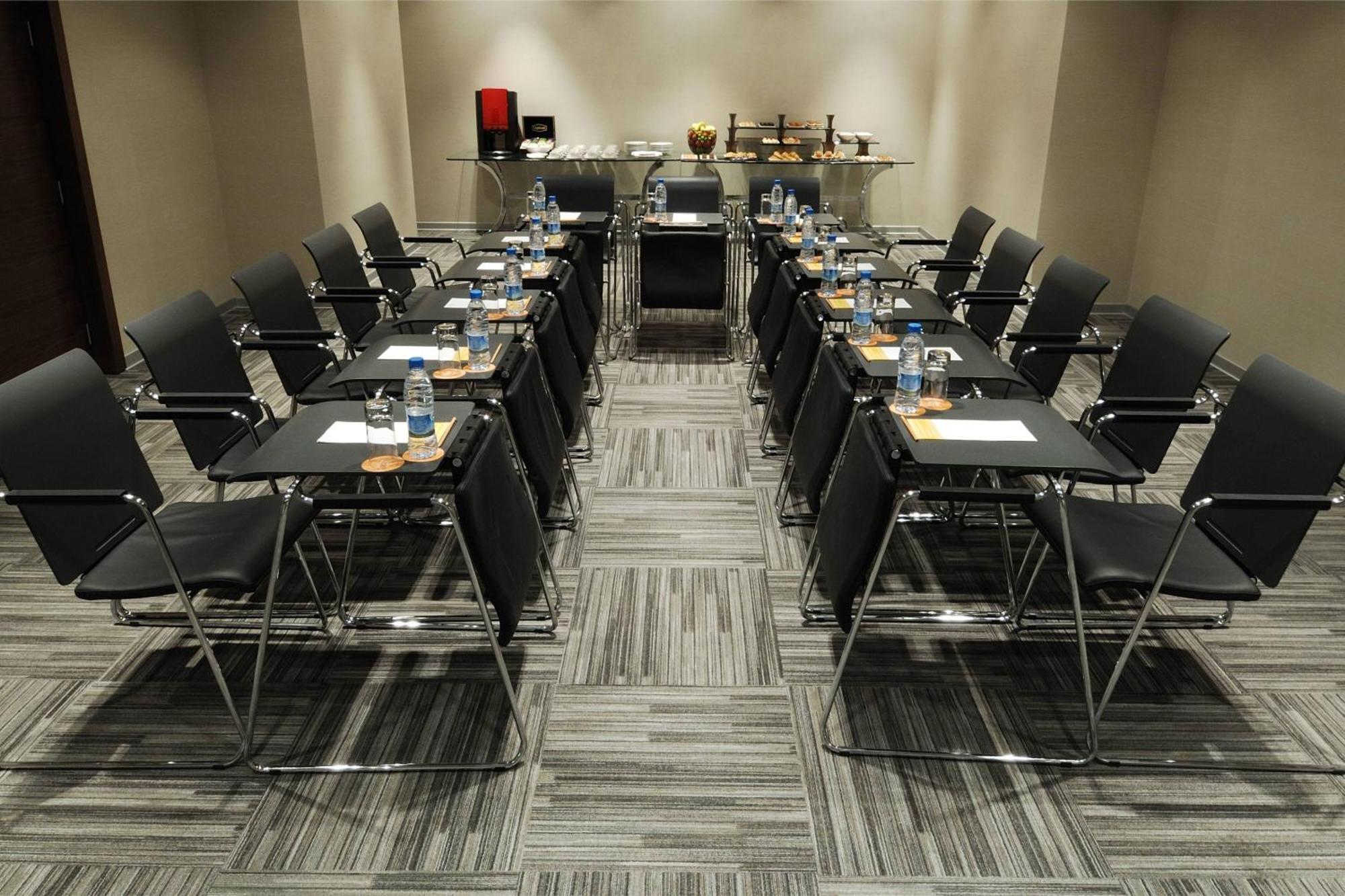 Sheraton Istanbul Atakoy Hotel Kültér fotó A meeting room at a hotel