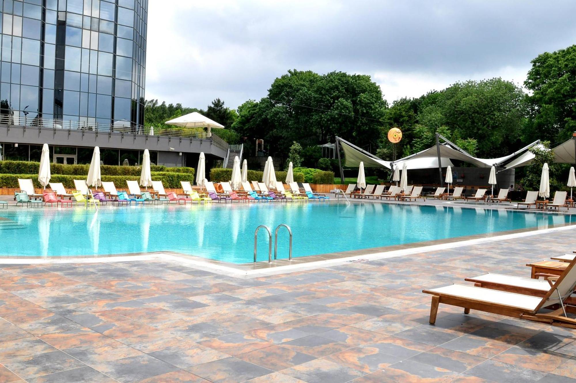Sheraton Istanbul Atakoy Hotel Kültér fotó The pool at the hotel