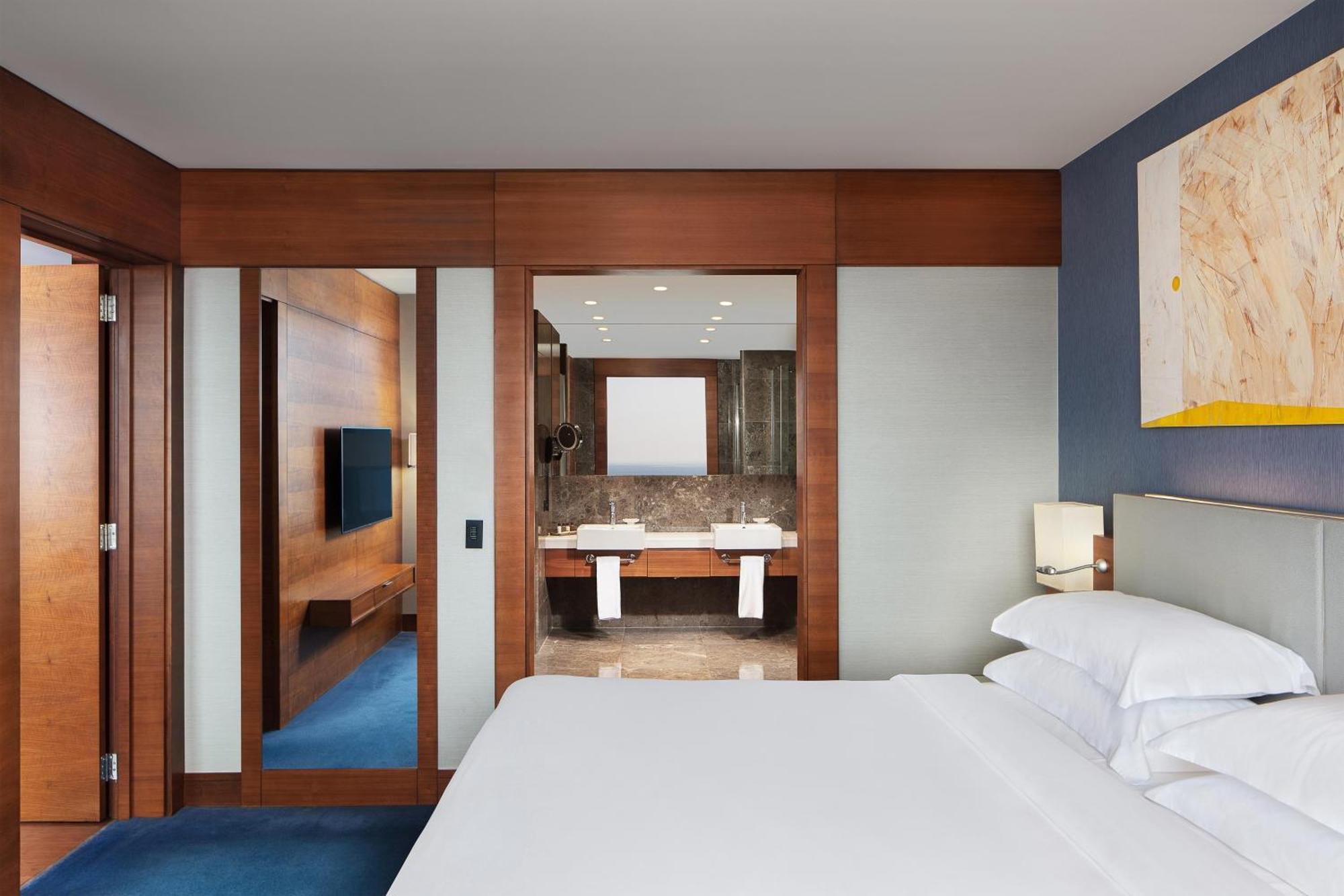 Sheraton Istanbul Atakoy Hotel Kültér fotó A guest room at the hotel