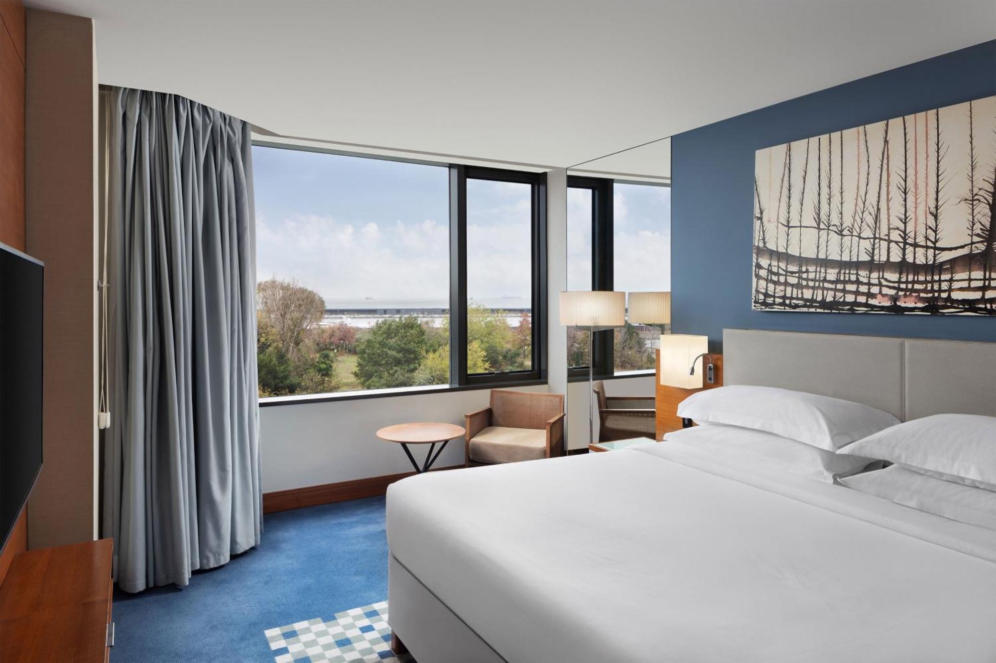 Sheraton Istanbul Atakoy Hotel Kültér fotó A guest room at the Hilton San Francisco