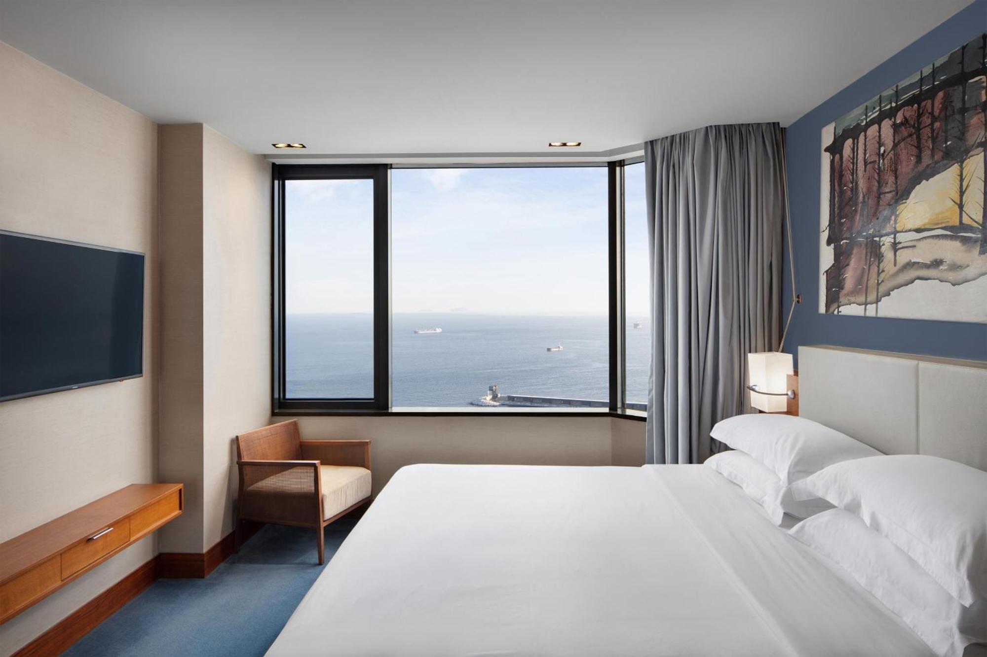 Sheraton Istanbul Atakoy Hotel Kültér fotó A guest room at the hotel