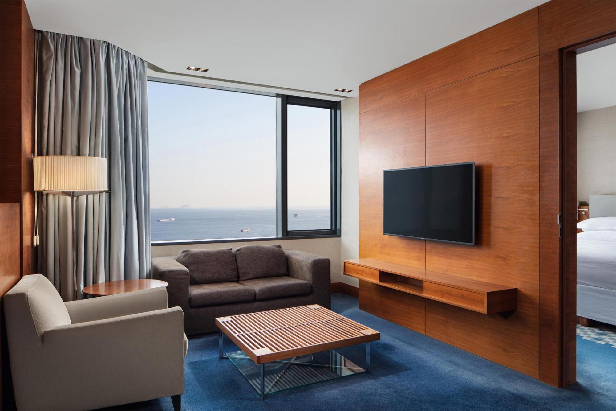 Sheraton Istanbul Atakoy Hotel Kültér fotó A suite at the hotel