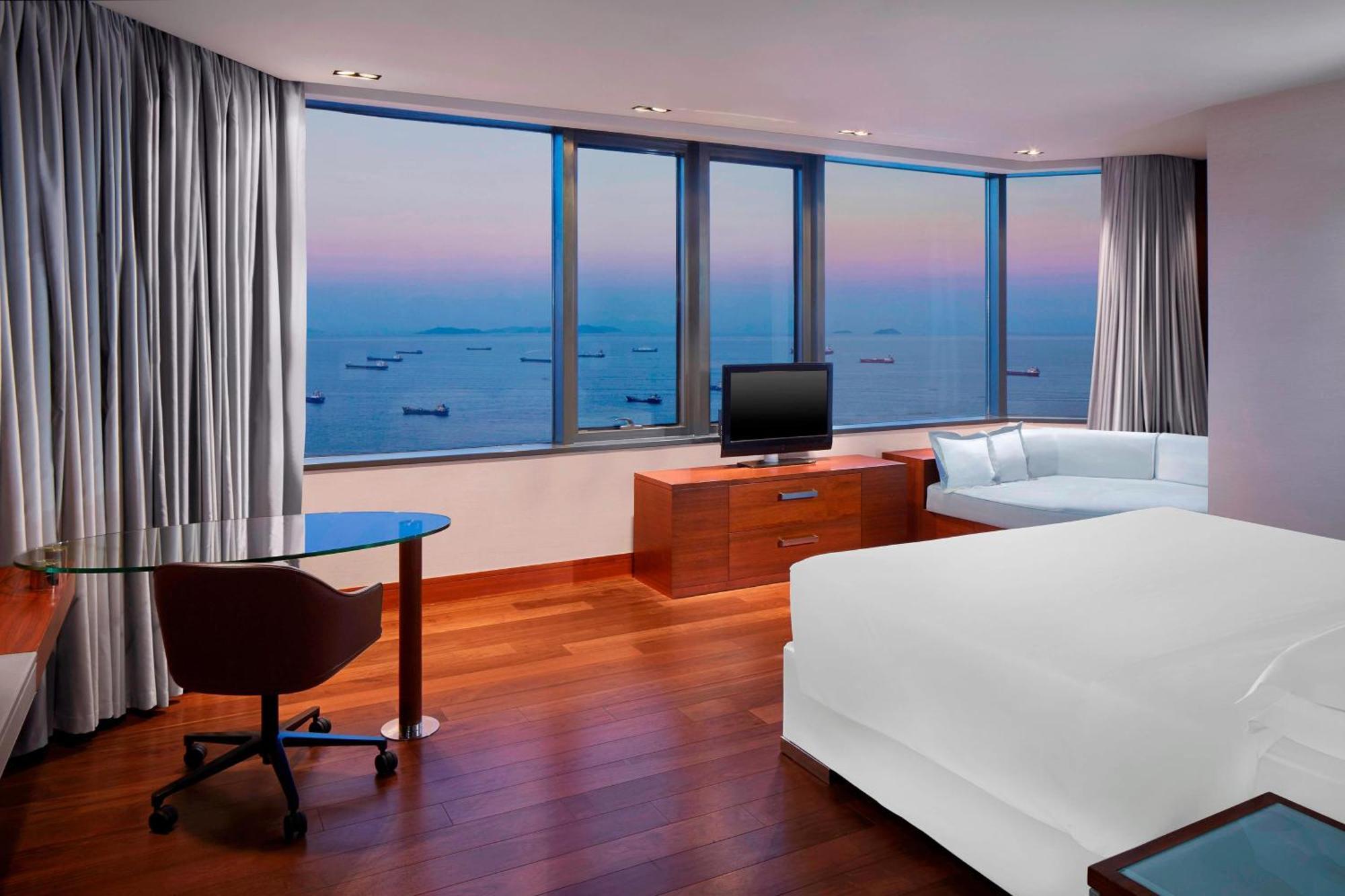 Sheraton Istanbul Atakoy Hotel Kültér fotó A room at the Westin
