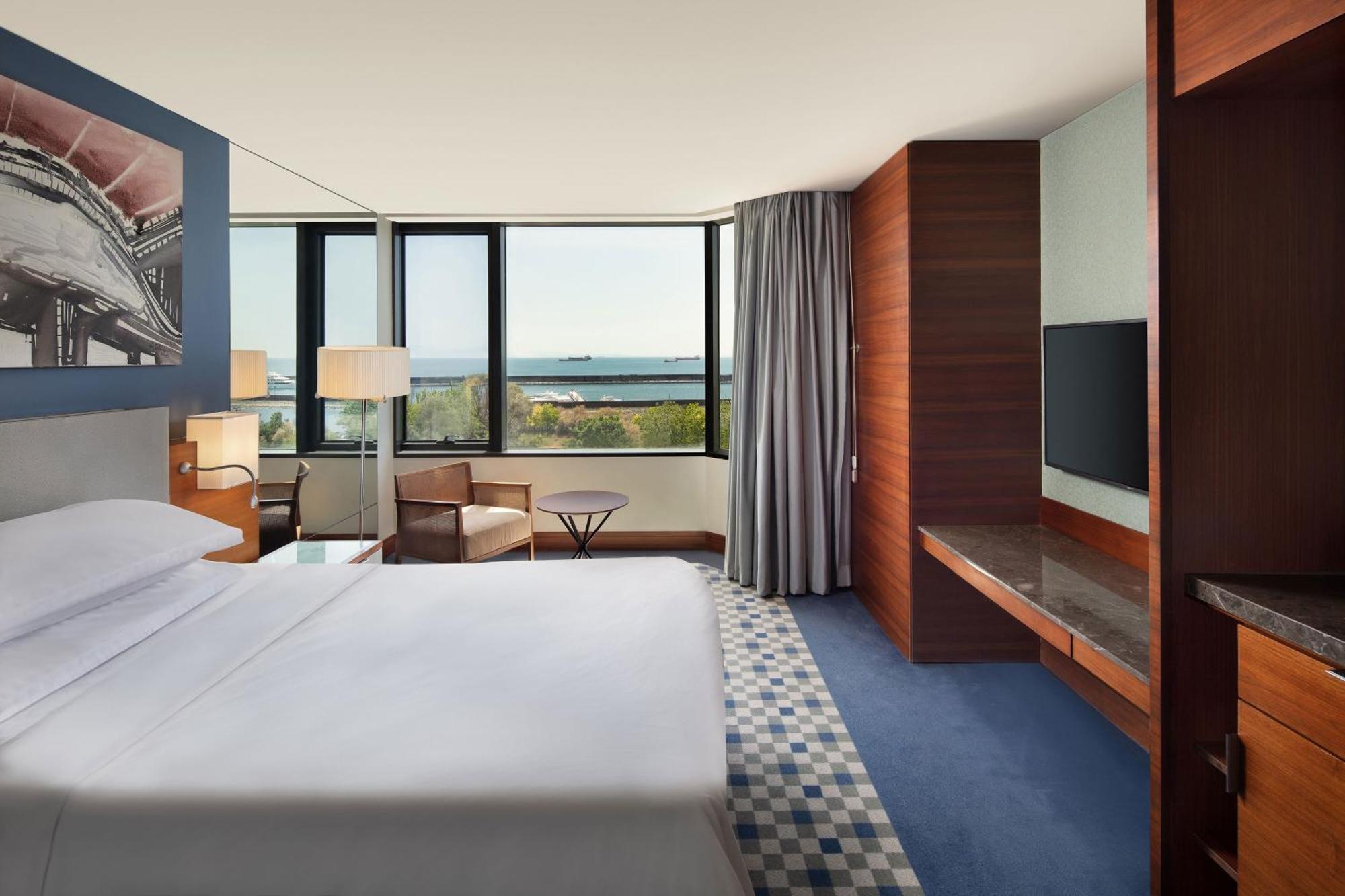 Sheraton Istanbul Atakoy Hotel Kültér fotó A guest room at the hotel